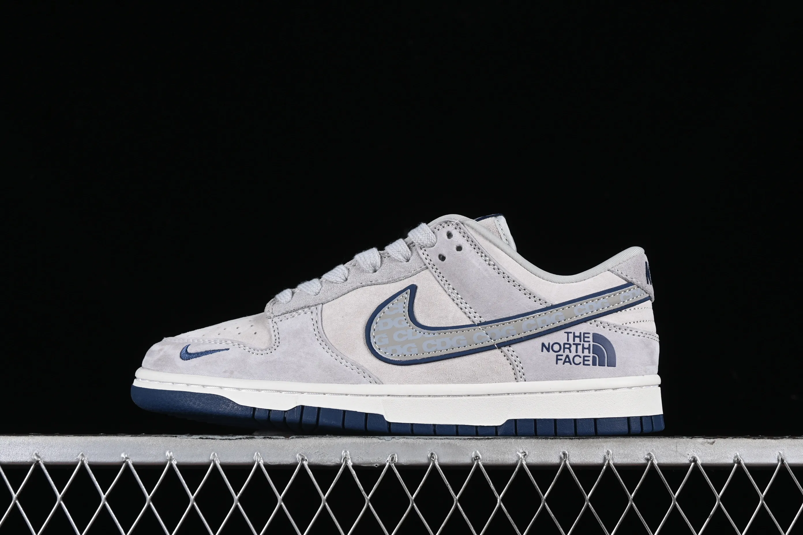 All Categories Nk SB Dunk Series Nk SB Dunk Low Low-top sneakers F version Nk Dunk Low North CDG joint-green Three-party joint SB low-top casual sneakers FC1688-179